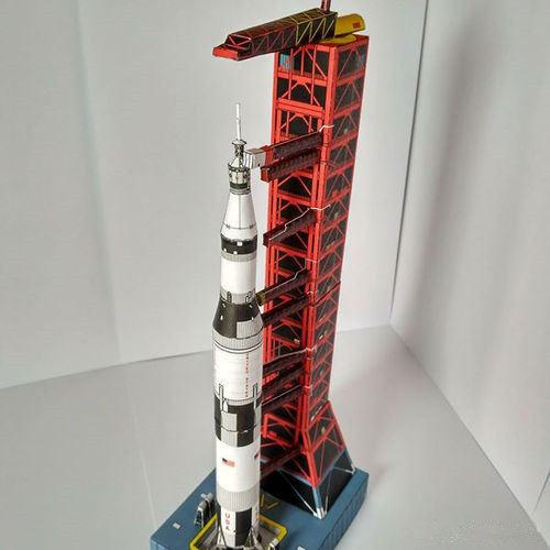 Model Kit Uss Iowa - Escala 1:300 USS Saturn V Rocket